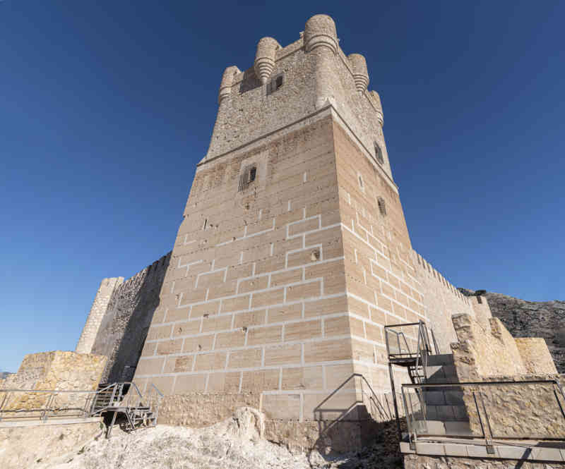 Alicante - Villena 16 - castillo de la Atalaya - torre del Homenaje.jpg